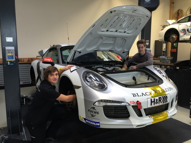 Leon (9e) und Marcel (9c) erlebten zwei interessante Wochen als Kfz-Mechatroniker des Rennstalls "Black Falcon" am Nürburgring