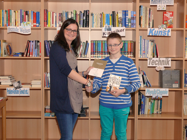 Natalie Hees gratuliert dem besten Vorleser 2014: Marcel Breuer aus der Klasse 6c