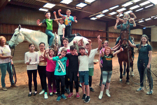 Die Sportklasse 5d mit den Pferden Herriet und Karacho sowie den Trainerinnen Christine Richter (l.) und Lena Wolf (l.)