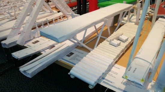 Bau einer Fuß- und Radwegbrücke mithilfe einfachster Materialien