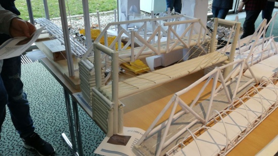 Bau einer Fuß- und Radwegbrücke mithilfe einfachster Materialien
