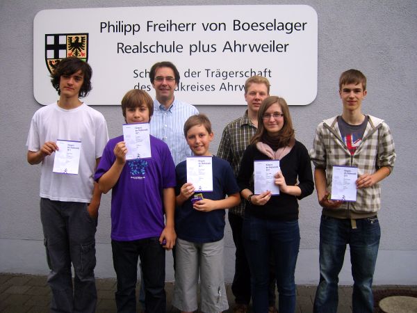 Die Sieger mit Schulleiter Klaus Dünker und dem Vertreter der Fachkonferenz Mathematik Peter Roth