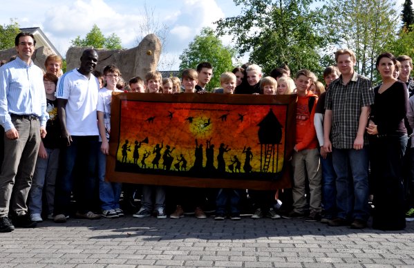 Lanwi Karba übergibt das Dankeschön-Bild der jungen Afrikaner für die Boeselager-Schule