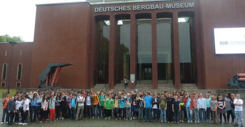 Alle Sechstklässler vor dem Bergbaumuseum in Bochum