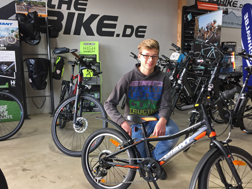 Julian Zimmer lernte den Beruf Zweiradmechaniker in der Firma 4theBike kennen