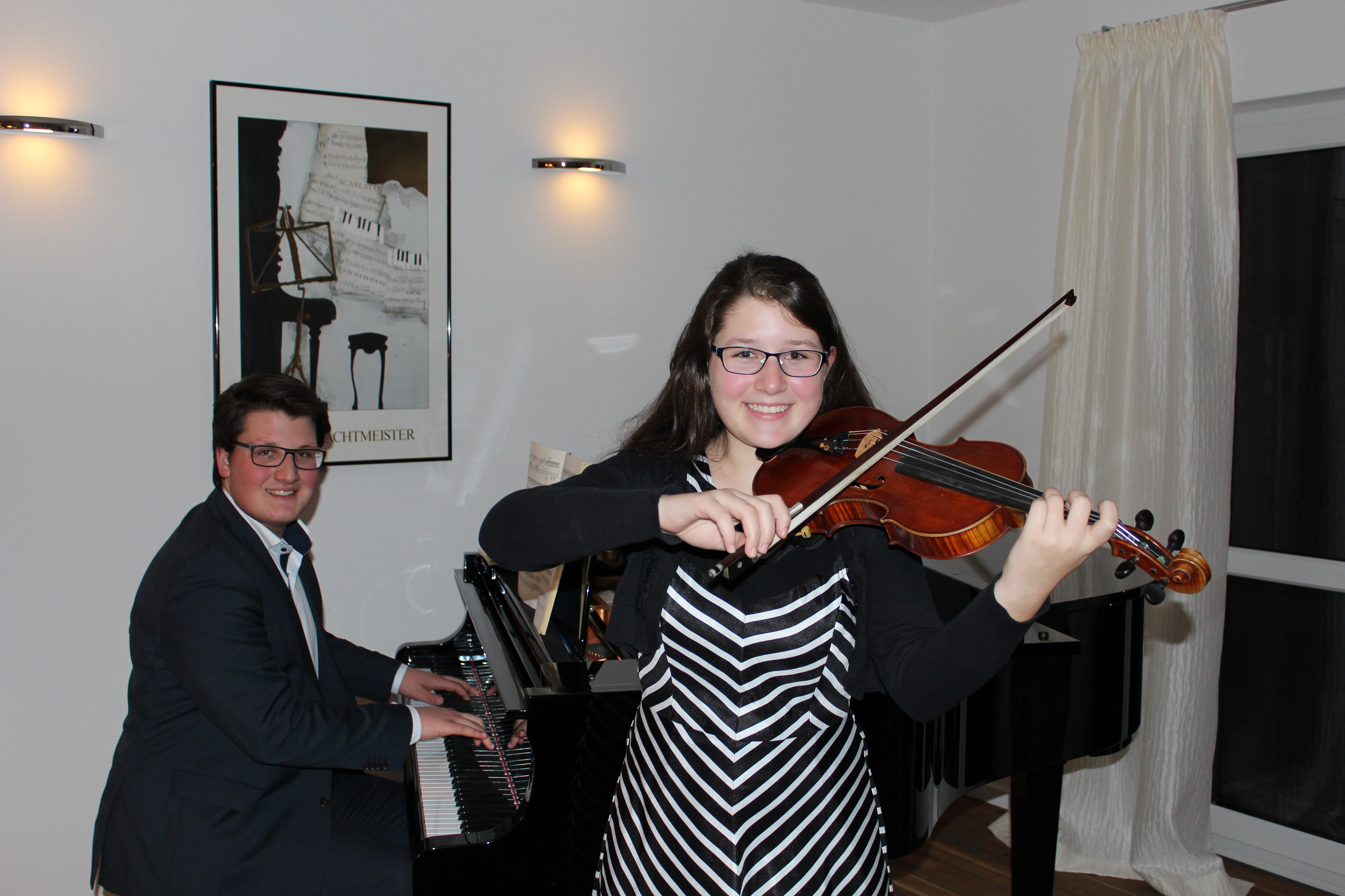 Jan-Raphael Kemnitzer (10a) begleitet seine Schwester Sophie-Marie auf dem Klavier