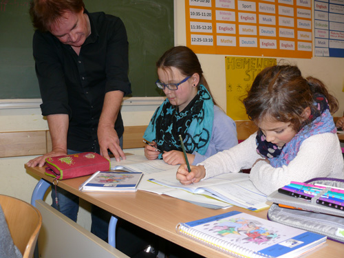 Der pädagogische Leiter der Boeselager-Realschule, Dr. Rüdiger Becker, bei der Hausaufgabenbetreuung am Nachmittag