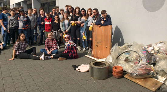 Die Boeselager-Realschüler nach getaner Arbeit mit dem gesammelten Müll zurück an der Schule