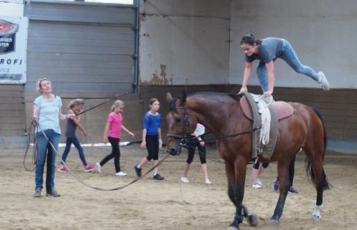 Jolina probiert die Standwaage auf dem sich bewegenden Pferd