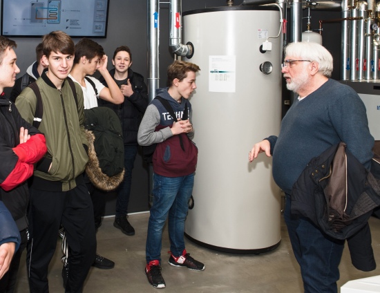 Rüdiger Warnecke (rechts), Geschäftsführer des Eko-Zet, informierte die Boeselager-Realschüler über Geothermie, die Funktionsweise einer Holzpelett-Heizung und die Nutzung der Sonnenenergie