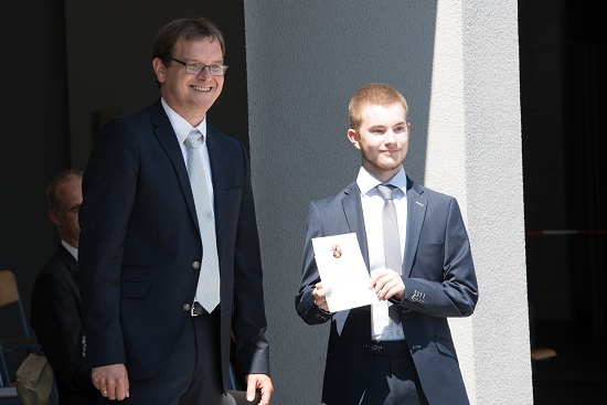 Schulleiter Timo Lichtenthäler und Lukas Wolber (10a) mit der Urkunde für soziales Engagement 
