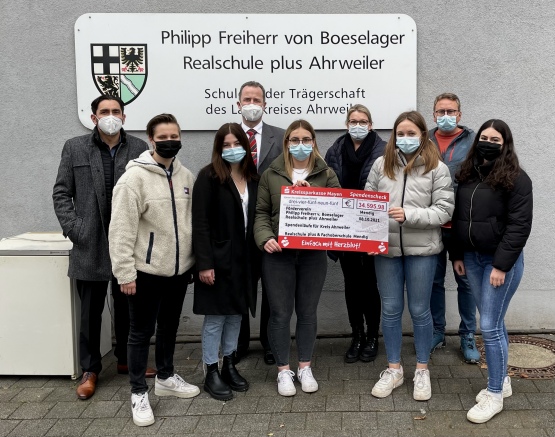 Übergabe des Spendenschecks an die Vertreter der Boeselager-Realschule Ahrweiler