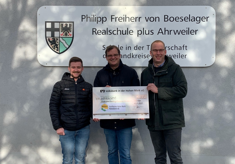 Niklas Grötenig (links) und Dirk Breul (rechts) übergaben Schulleiter Timo Lichtenthäler den symbolischen Scheck über 10.000 € für den Förderverein der Boeselager-Realschule Ahrweiler