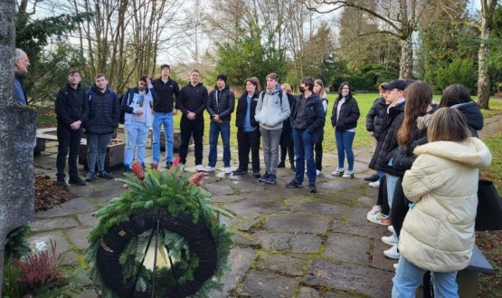 Die Klasse 10b der Boeselager-Realschule Ahrweiler beim Besuch der Gedenkstätte