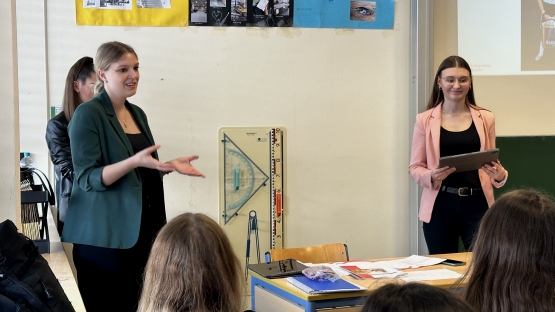 Lara Fritsche, die Ausbildungsleiterin der KSK Ahrweiler, und Cathalina Mies im Gespräch mit Schülern