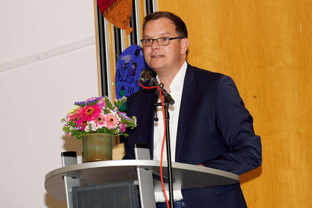 Schulleiter Timo Lichtenthäler bei seinen Abschiedsworten an die Absolventen