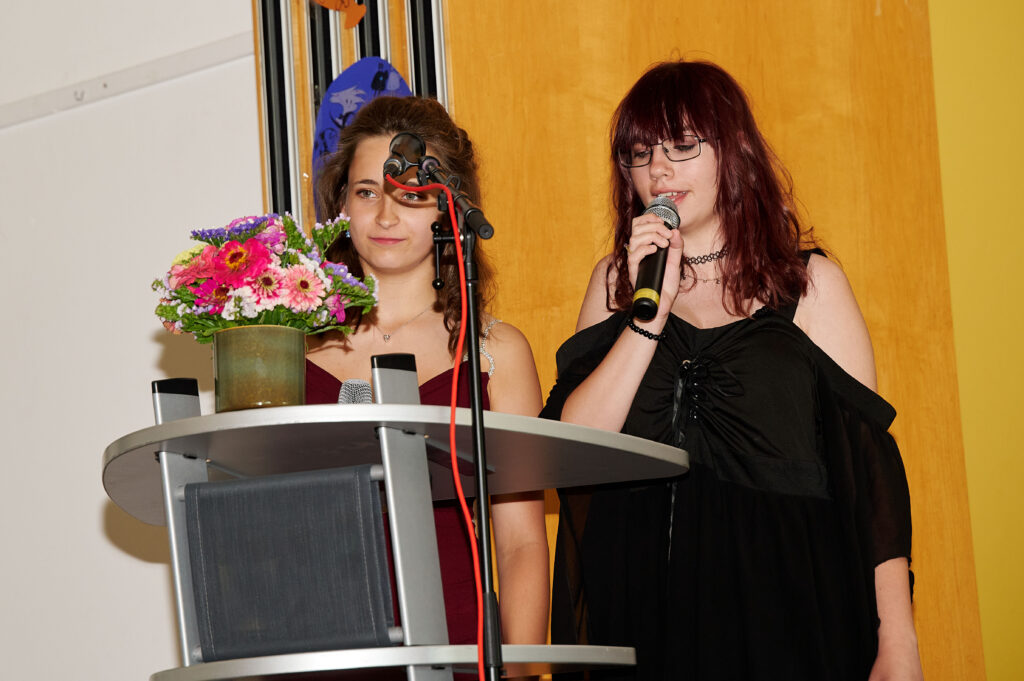 Hielten eine Rede im Namen der Abschlussschülerinnen und -schüler: Charmaine Rotert und Lara-Sophie Radermacher (beide 10a)