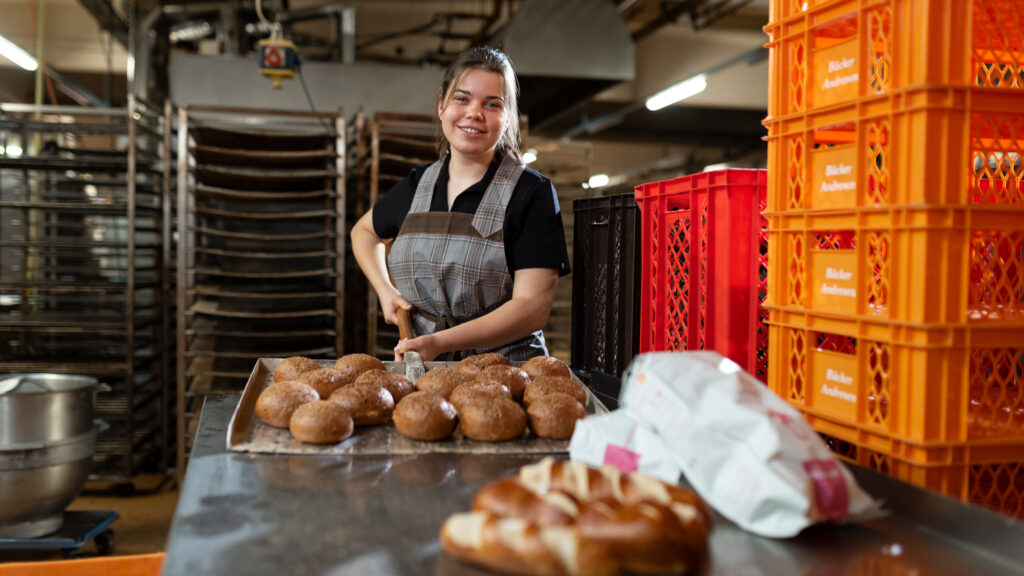 Statt die Schulbank zu drücken, arbeitete Alina einen Tag in der Bäckerei und spendete den "Lohn"