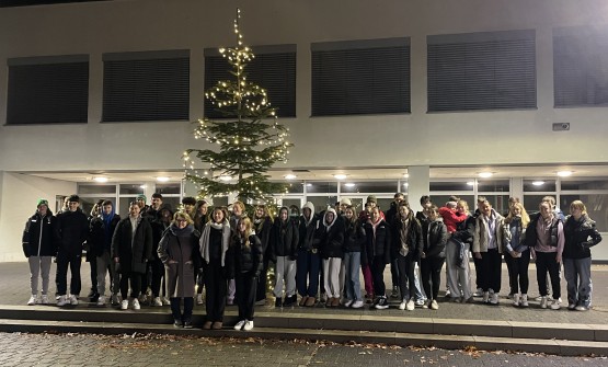 Gemeinsames Abschiednehmen vorm Weihnachtsbaum der Boeselager-Realschule am frühen Morgen