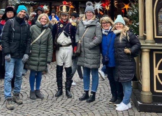 Auch für die Lehrerinnen und Christian Reuter, den Organisator des Austauschs, immer ein schönes Ausflugsziel: der Kölner Weihnachtsmarkt