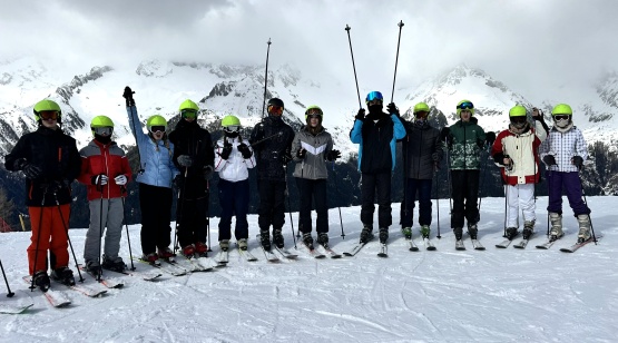 Oben auf dem Berg - die Gruppe rund um Skilehrer Jakob
