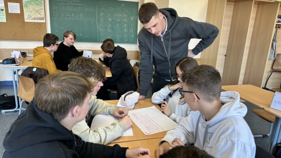 Der ehemalige Schüler der Boeselager-Realschule, Tizian Karaschwewitz, der nun bei der BKK Pfalz arbeitet, gab den Schülerinnen und Schülern Tipps für die Bewerbung