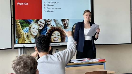 Lara Fritsche, die Ausbildungsleiterin der KSK Ahrweiler, im Gespräch mit Schülern