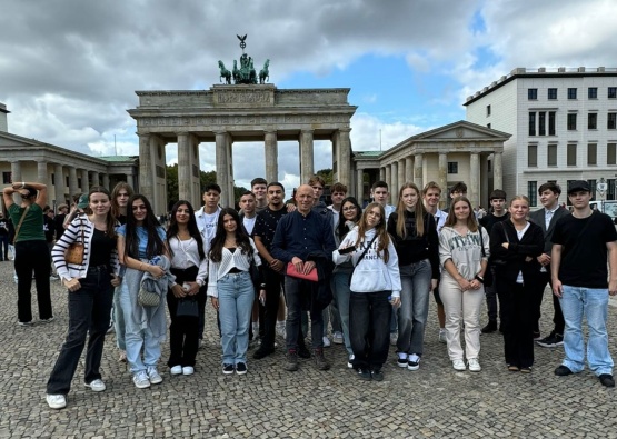 Die Klasse 10c mit ihrem Klassenleiter Thomas Schröer vorm Brandenburger Tor