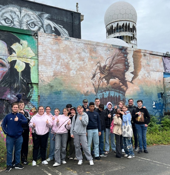 Die Klasse 10d mit ihrem Klassenleiter Klaus Dünker vor den Graffiti auf dem Teufelsberg