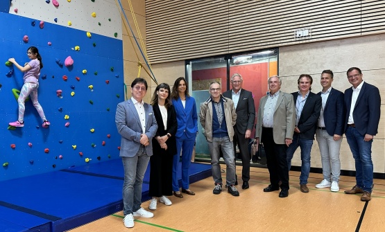 Die Ehrengäste der Einweihungsfeier vor der neuen Kletterwand der Boeselager-Realschule Ahrweiler