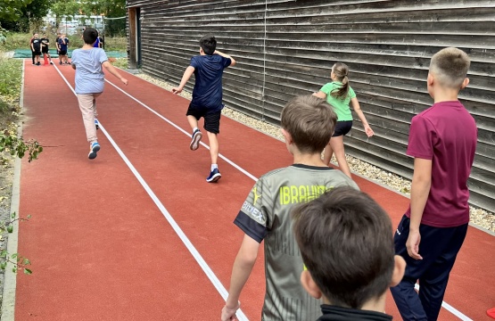 Erste Schritte auf neuem Boden: Die Schüler probieren die Tartanbahn aus, die nach der Flutkatastrophe dank Spenden errichtet wurde