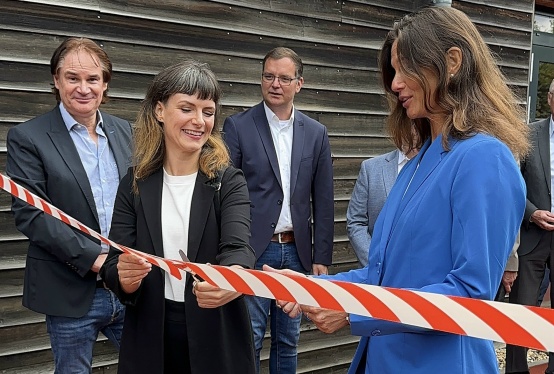 Alexandra Kretschmann von ArcheNova und Christina Steinhausen vom Landkreis Ahrweiler eröffnen die neu errichtete Tartanlaufbahn, die dank einer Großspende realisiert werden konnte