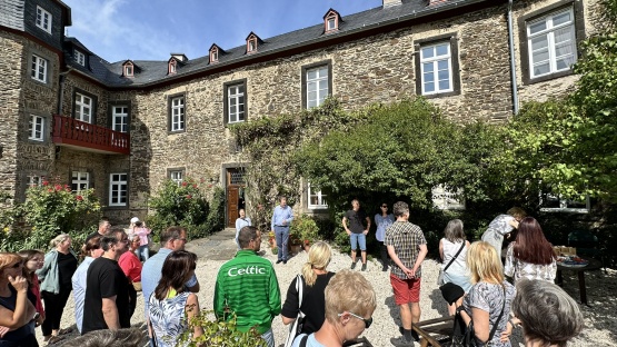 Das Lehrerkollegium der Boeselager-Realschule vor der Burg Kreuzberg, die seit Jahrhunderten im Besitz der Familie von Boeselager ist - gespannt hörte man den beiden Gastgebern zu