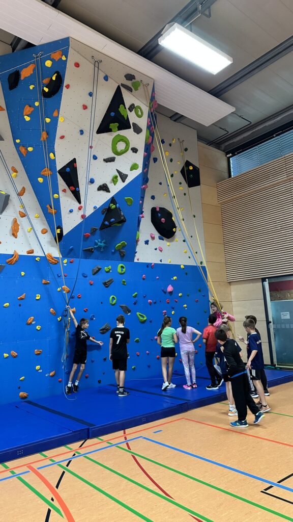 Auch die neue Kletterwand in der Sporthalle der Boeselager-Realschule kann besichtigt werden