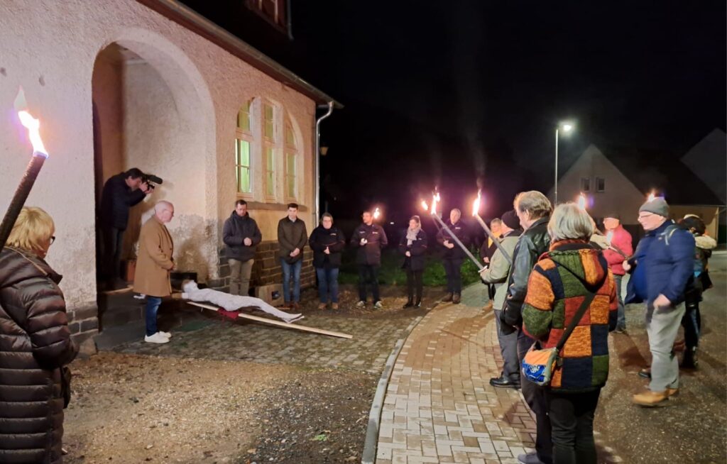 Der Korpus Christi vor dem Atelier des Künstlers R. Schneider in Kreuzberg