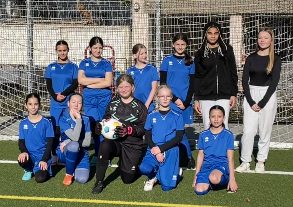 Unsere U13-Fußballerinnen: Janina, Mirabil, Isabell, Lorena G, Joy, Lina (oben v.l.n.r.), Lorena, Nicole, Emilie, Mona , Sham (unten v.l.n.r.)