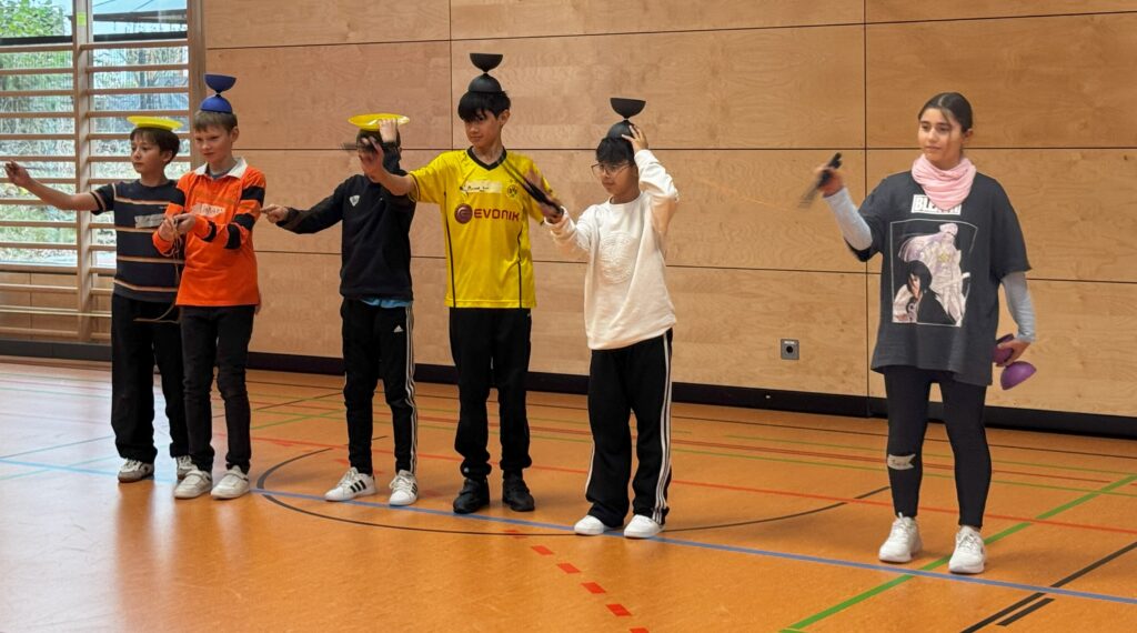 Die Diabolo Gruppe präsentiert die selbst kreierte Choreografie dem Rest der Klasse 6D (Foto: Stefan Bauer)