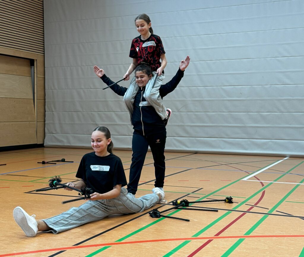 Auch die sogenannten Devilsticks wurden kurzerhand mit weiteren akrobatischen Übungen vereint und zusammengefügt (Foto: Stefan Bauer)