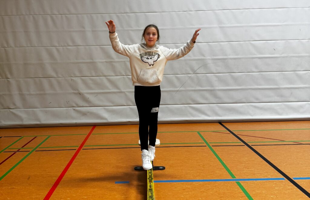 Lilian balanciert gekonnt über die Slackline (Foto: Stefan Bauer)