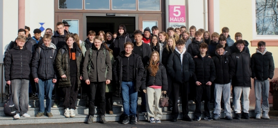 Die Abschlussklassen der Boeselager-Realschule Ahrweiler - hier vor dem Gebäude der Gedenkstätte Hadamar - Foto: Özlem Müller