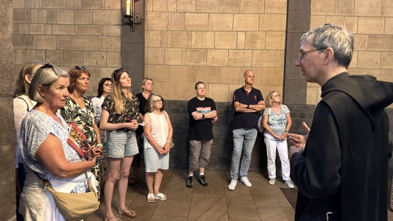 Maria Schmidt bedankt sich in der Abteikirche Maria Laach im Namen des Kollegiums bei Prior Petrus für die eindrucksvolle Führung