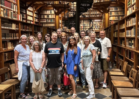Die Lehrkräfte der Boeselager-Realschule Ahrweiler bei der exklusiven Führung durch die historische Bibliothek von Maria Laach