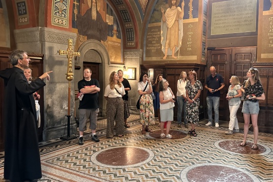 Das Kollegium der Philipp Freiherr von Boeselager Realschule plus Ahrweiler mit Prior Petrus in der sonst nicht öffentlich zugänglichen Sakristei der Abteikirche Maria Laach
