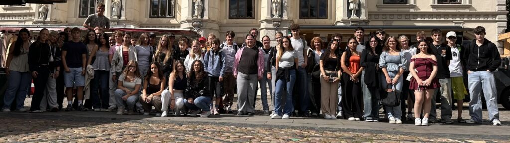 Die Klassen 10a und 10c vor dem historischen Rathaus in Lüneburg 