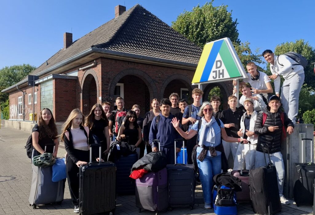 Die Klasse 10b vor der Jugendherberge auf Borkum