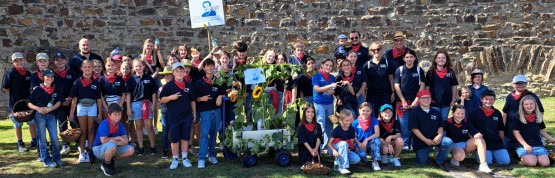 Von Schule auf die Straße: unsere Schülerinnen und Schüler vor dem Festumzug