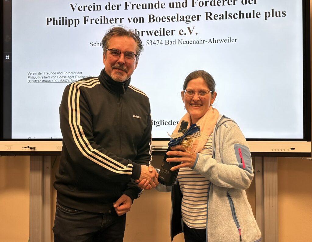 Klaus Dünker wird von der neuen 1. Vorsitzenden Karen Füllmann für seinen langjährigen Einsatz im Vorstand seit 2008 gewürdigt und mit einem Weinpräsent verabschiedet.