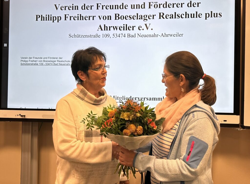 Karen Füllmann dankt Claudia Kreuser für 13 Jahre engagierte Arbeit an der Spitze des Fördervereins und überreicht als Zeichen der Anerkennung einen Blumenstrauß.