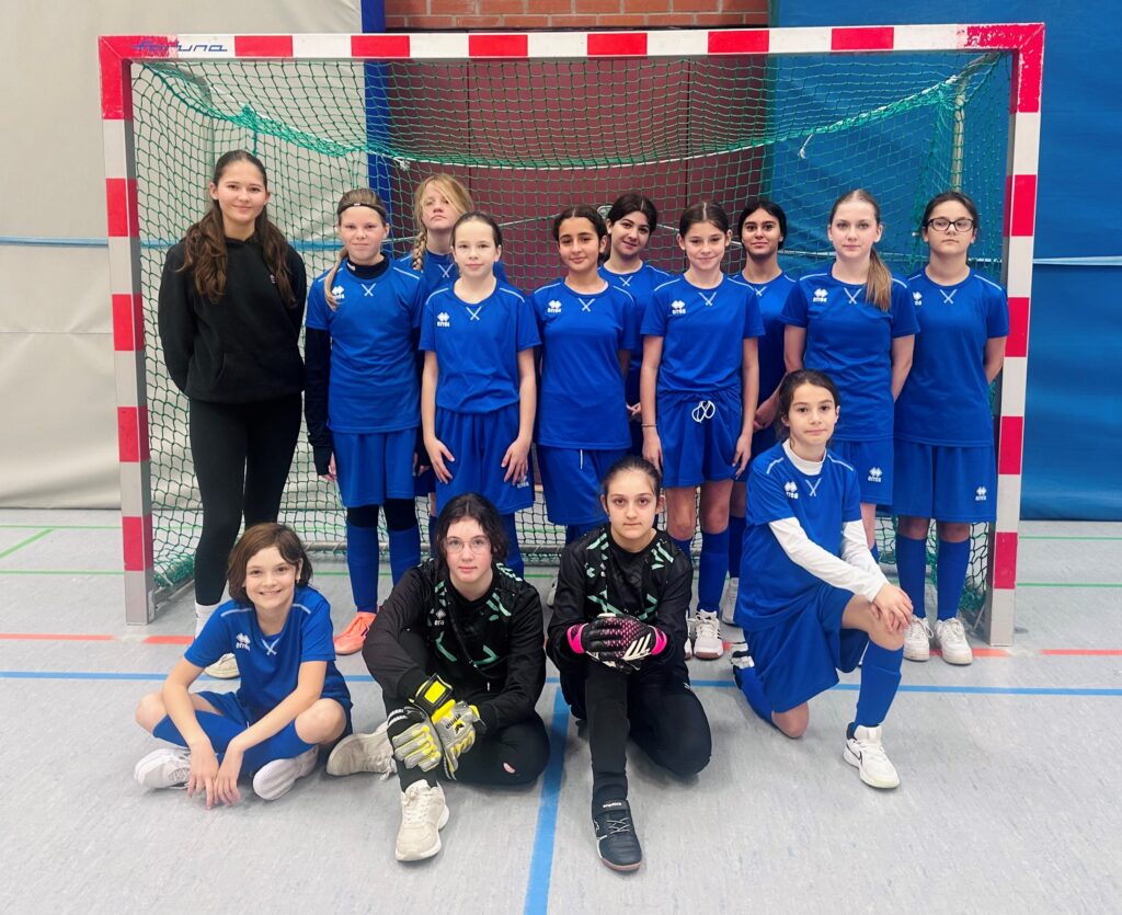 Gruppenfoto der beiden Mädchenmannschaften der Boeselager-Realschule beim Fritz-Walter-Turnier in Mayen