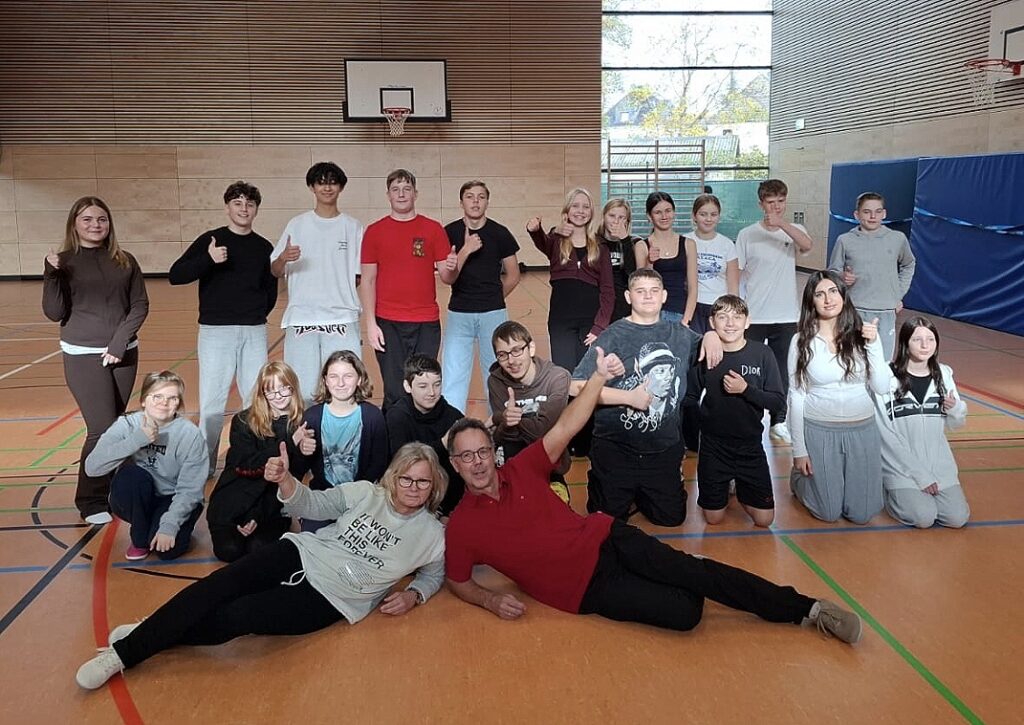 Die Klasse 8a der Boeselager Realschule Ahrweiler nach dem erfolgreichen Discofox-Workshop mit dem engagierten Tanzpaar